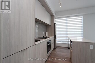 395 Square One Dr in Mississauga, ON - Building Photo - Building Photo