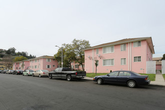 4221 Santo Tomas Drive Apartments in Los Angeles, CA - Foto de edificio - Building Photo
