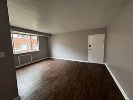 13965 Superior Rd, Unit 107 in East Cleveland, OH - Building Photo