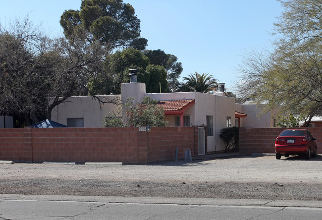 2325-2335 N Dodge Blvd in Tucson, AZ - Building Photo - Building Photo