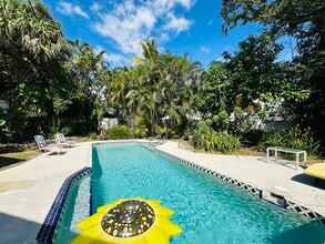 2415 Laurel Ln in West Palm Beach, FL - Building Photo - Building Photo