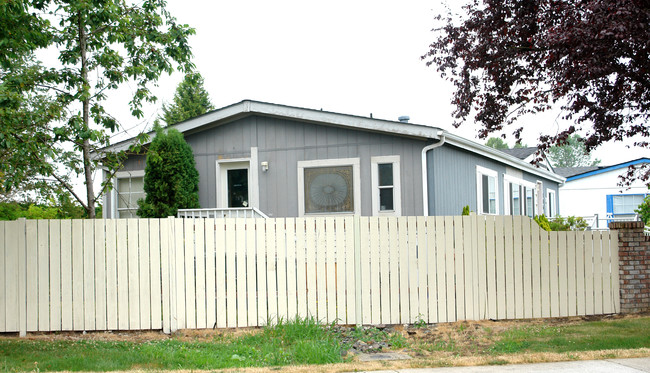 Mountain Meadows Mobile Home Park in Enumclaw, WA - Building Photo - Building Photo