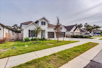 1155 Arrowhead Ranch Blvd in Dripping Springs, TX - Building Photo - Building Photo