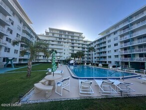 2727 N Atlantic Ave in Daytona Beach, FL - Foto de edificio - Building Photo