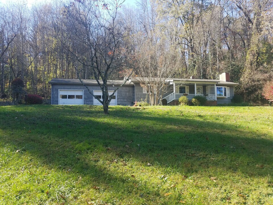 41 Gingko Ln in Waynesville, NC - Building Photo