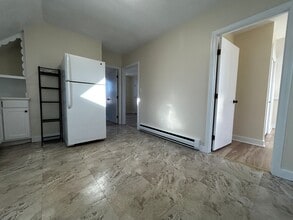 53 Hale St, Unit Apartment 3 in Beverly, MA - Building Photo - Building Photo