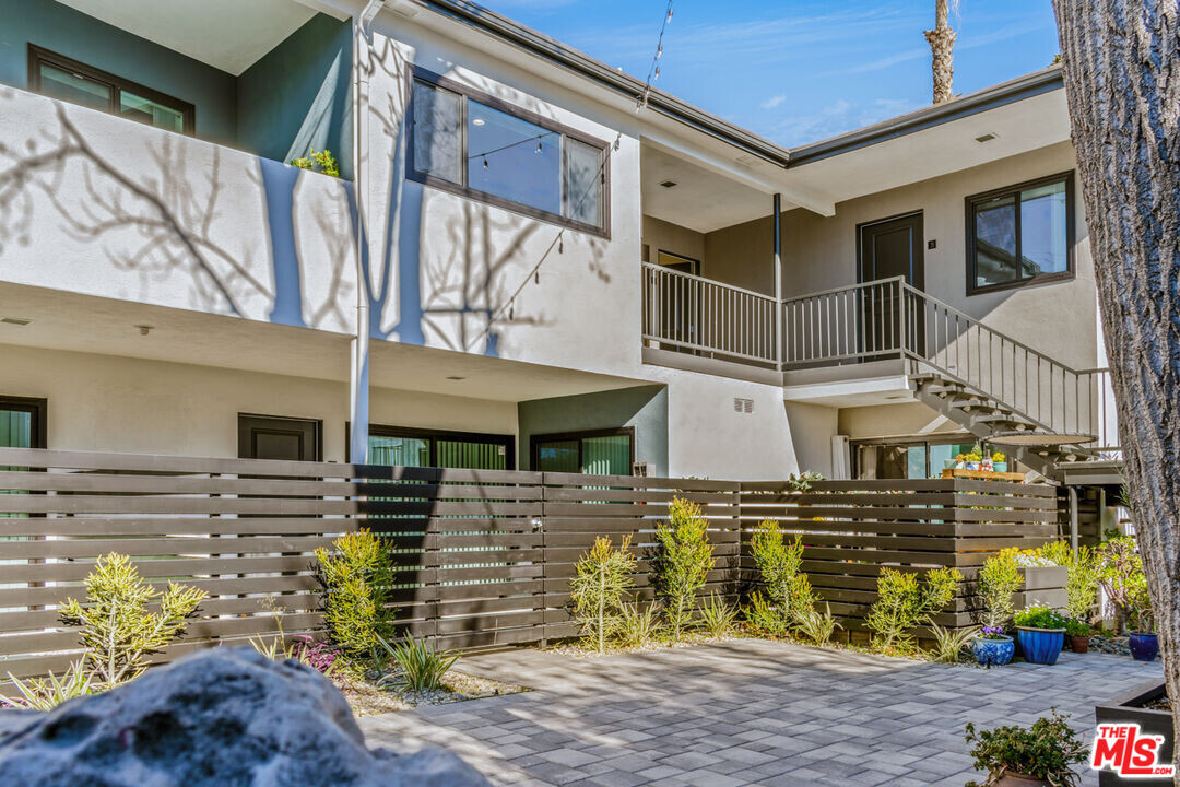 2021 Beachwood Dr in Los Angeles, CA - Foto de edificio