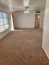 2119 Wingland Dr in Bakersfield, CA - Foto de edificio - Building Photo