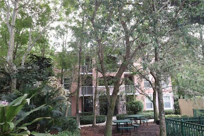 6894 W Sample Rd in Coral Springs, FL - Foto de edificio - Building Photo