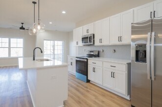 128 Brenleigh Ct in Lynchburg, VA - Foto de edificio - Building Photo