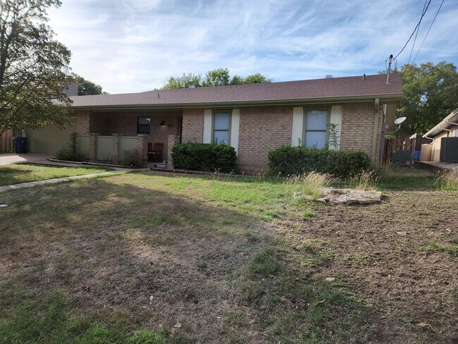 208 Erin Dr in Kerrville, TX - Building Photo - Building Photo