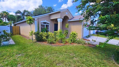2350 Blue Sapphire Cir in Orlando, FL - Building Photo - Building Photo