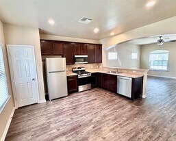 311 Woodland Hills Dr, Unit B in Conroe, TX - Building Photo