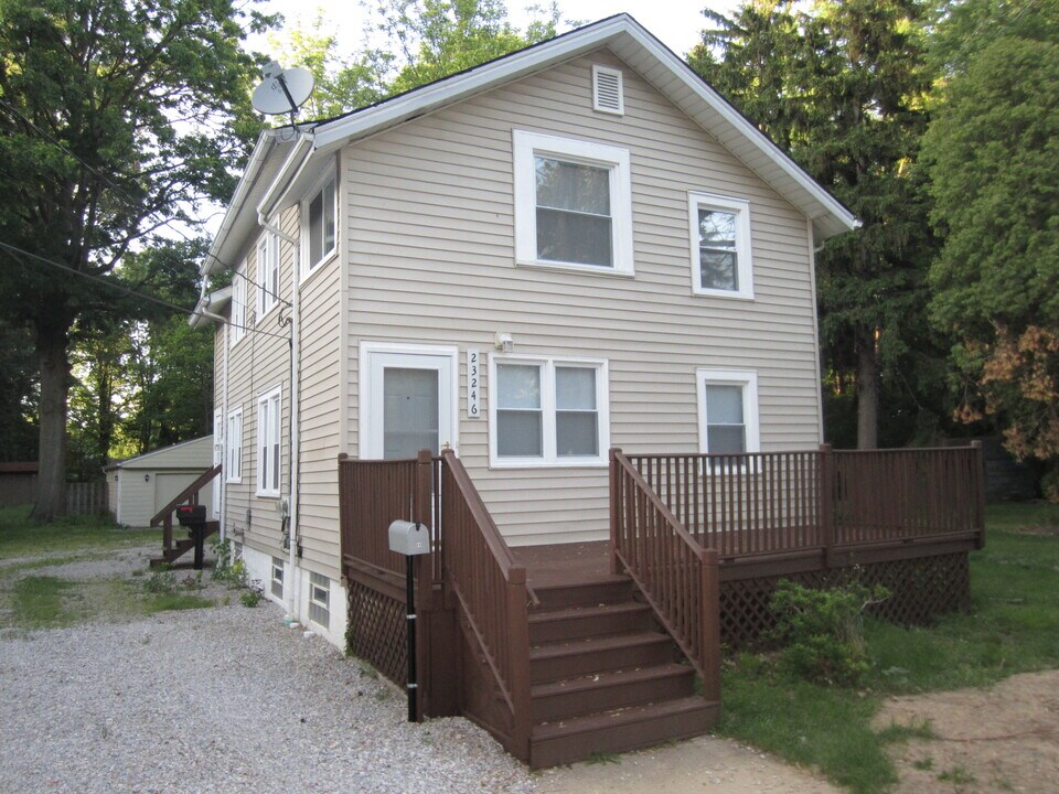 23246 Alexander Rd, Unit Upper in North Olmsted, OH - Foto de edificio