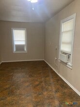 613.5 S Laurel Ave in Luling, TX - Building Photo - Building Photo