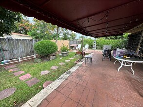 8001 SW 36th Terrace in Miami, FL - Building Photo - Building Photo