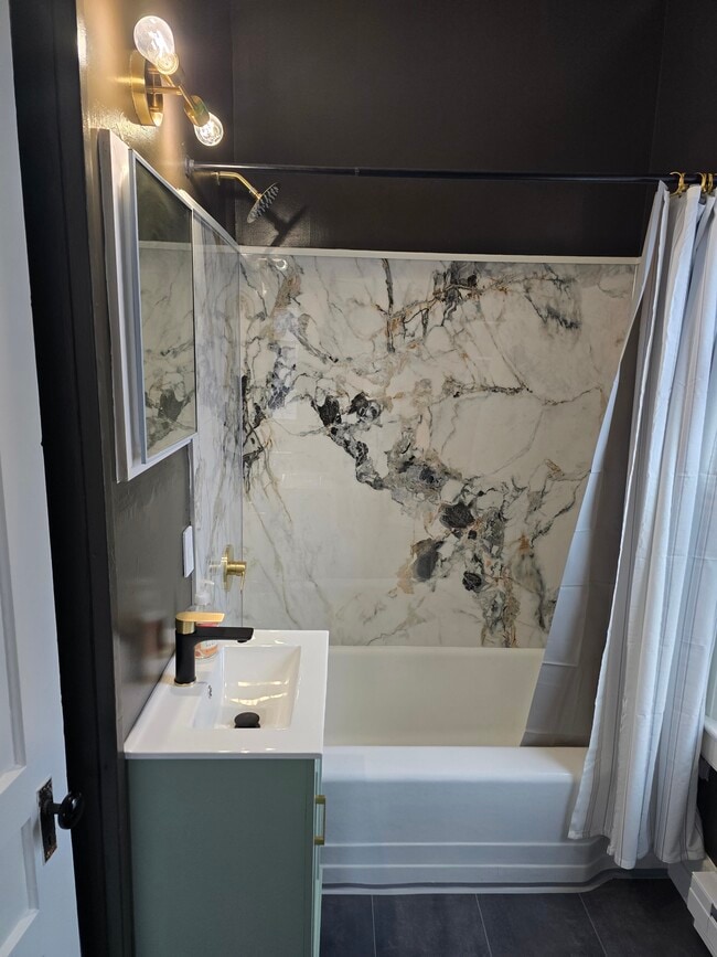 10 Hamilton St, Unit 2F in Johnstown, NY - Building Photo - Building Photo