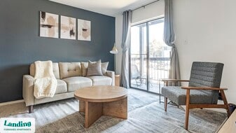 1071 Clayton Ln in Austin, TX - Building Photo