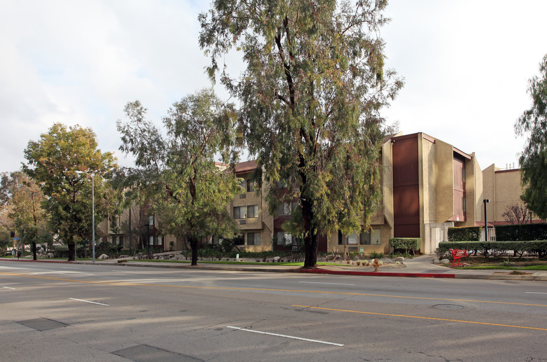 Owensmouth Gardens in Woodland Hills, CA - Building Photo