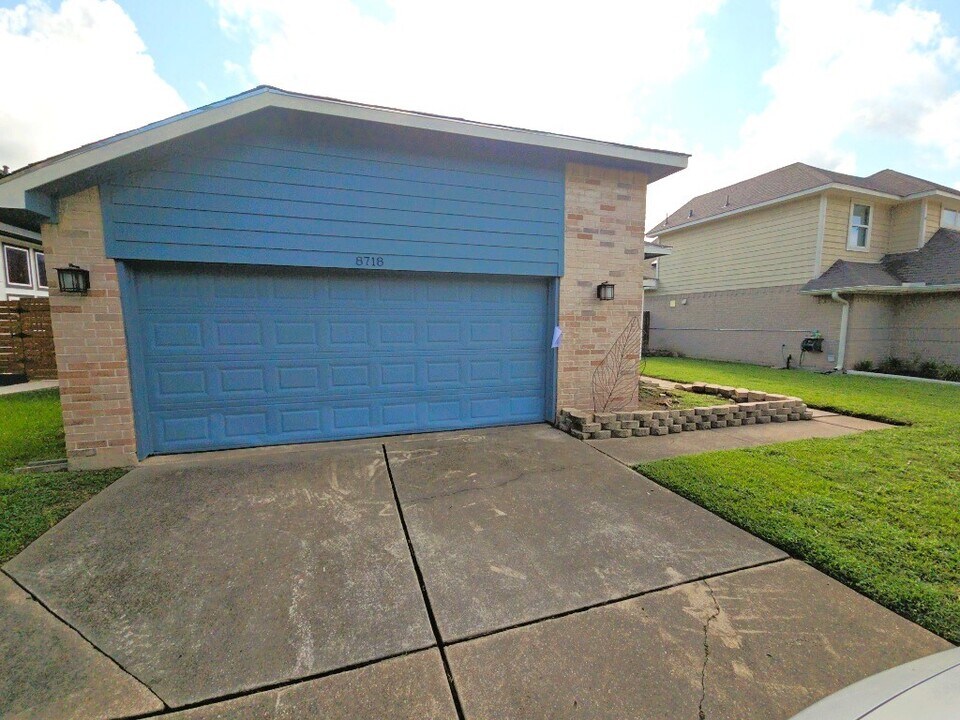 8718 Roaring Point Dr in Houston, TX - Building Photo