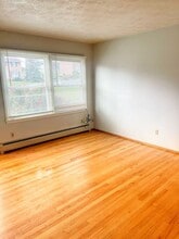 123 Holly Hill St in Broadway, VA - Foto de edificio - Building Photo