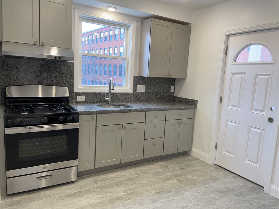 217 Washington St in Lynn, MA - Building Photo