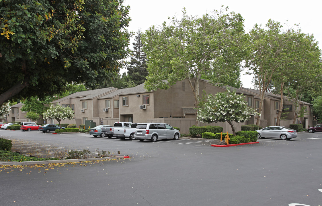 Colonial Farms Apartments in Modesto, CA - Building Photo