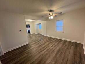 3528 Rollins Ave in Des Moines, IA - Building Photo - Building Photo