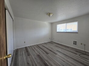 140 NE Atkinson Ct in Roseburg, OR - Building Photo - Building Photo