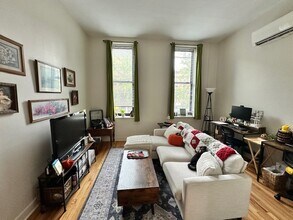 118 S Dubuque St in Iowa City, IA - Foto de edificio - Building Photo