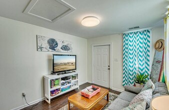 2017 Comstock Ave in North Charleston, SC - Building Photo - Building Photo
