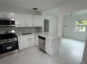 1005 NW 123rd St in North Miami, FL - Building Photo - Building Photo