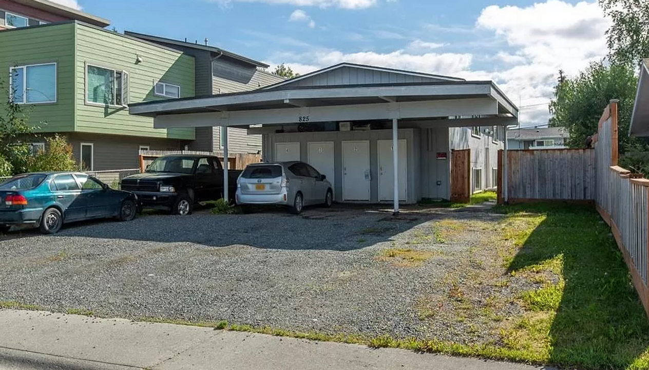 825 N Klevin St in Anchorage, AK - Foto de edificio