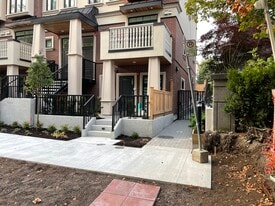 918 32nd Av W in Vancouver, BC - Building Photo