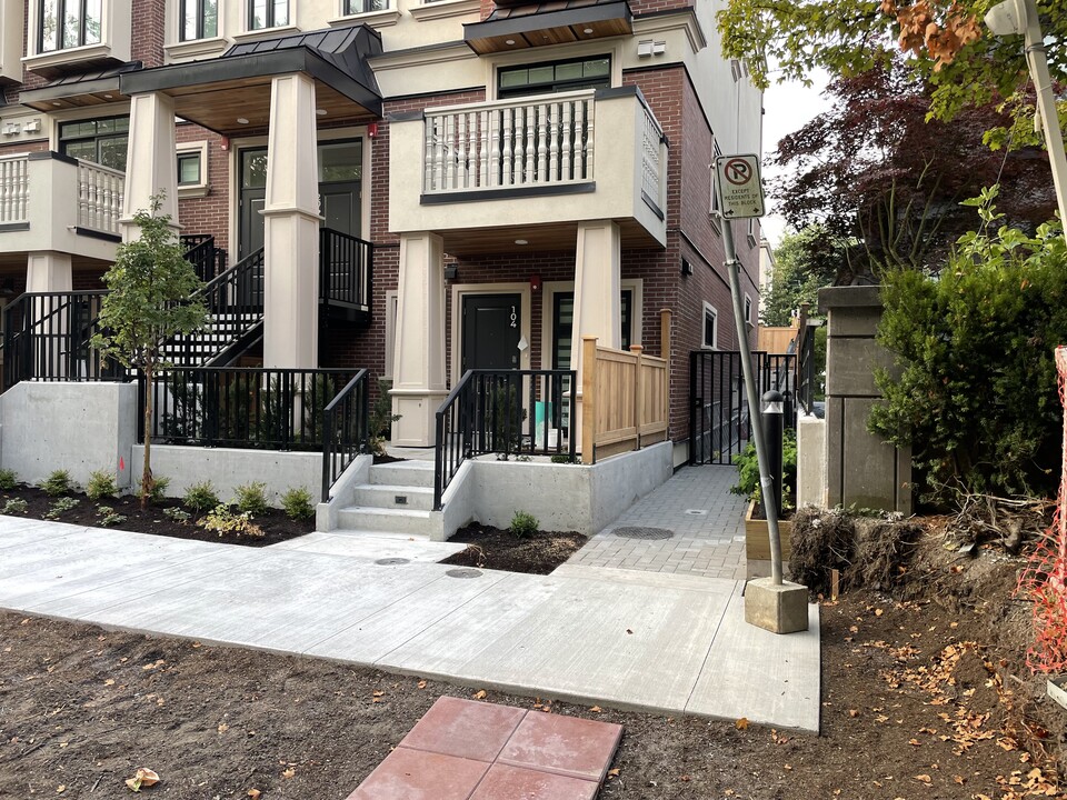 918 32nd Av W in Vancouver, BC - Building Photo