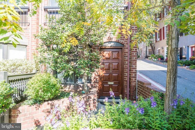 1019 Paper Mill Ct NW in Washington, DC - Building Photo - Building Photo