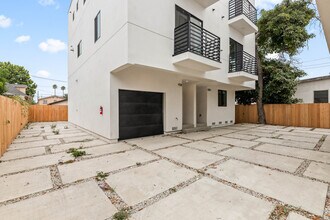 438 E 28th St in Los Angeles, CA - Foto de edificio - Building Photo
