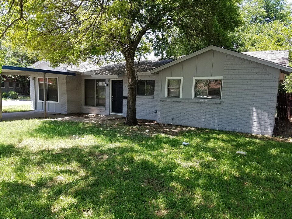 836 W Barron Ave in Everman, TX - Building Photo