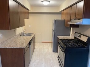 5747 Glenwood Ave in Minneapolis, MN - Foto de edificio - Building Photo