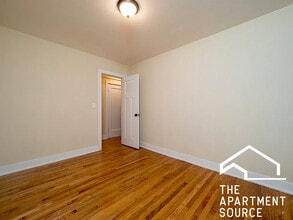 631 W Barry Ave, Unit 204 in Chicago, IL - Foto de edificio - Building Photo