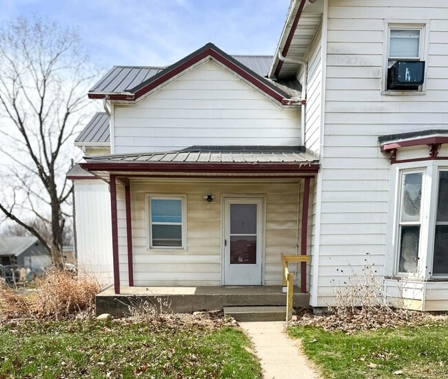 717 Summit St, Unit 4 in Center Point, IA - Foto de edificio - Building Photo