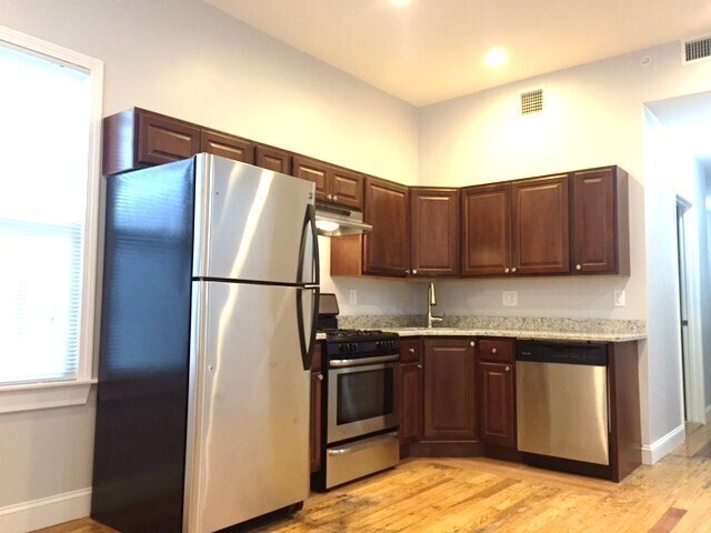 194 Marion St, Unit 1 in Boston, MA - Building Photo - Building Photo