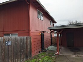 515 C St, Unit 515 in Phoenix, OR - Building Photo