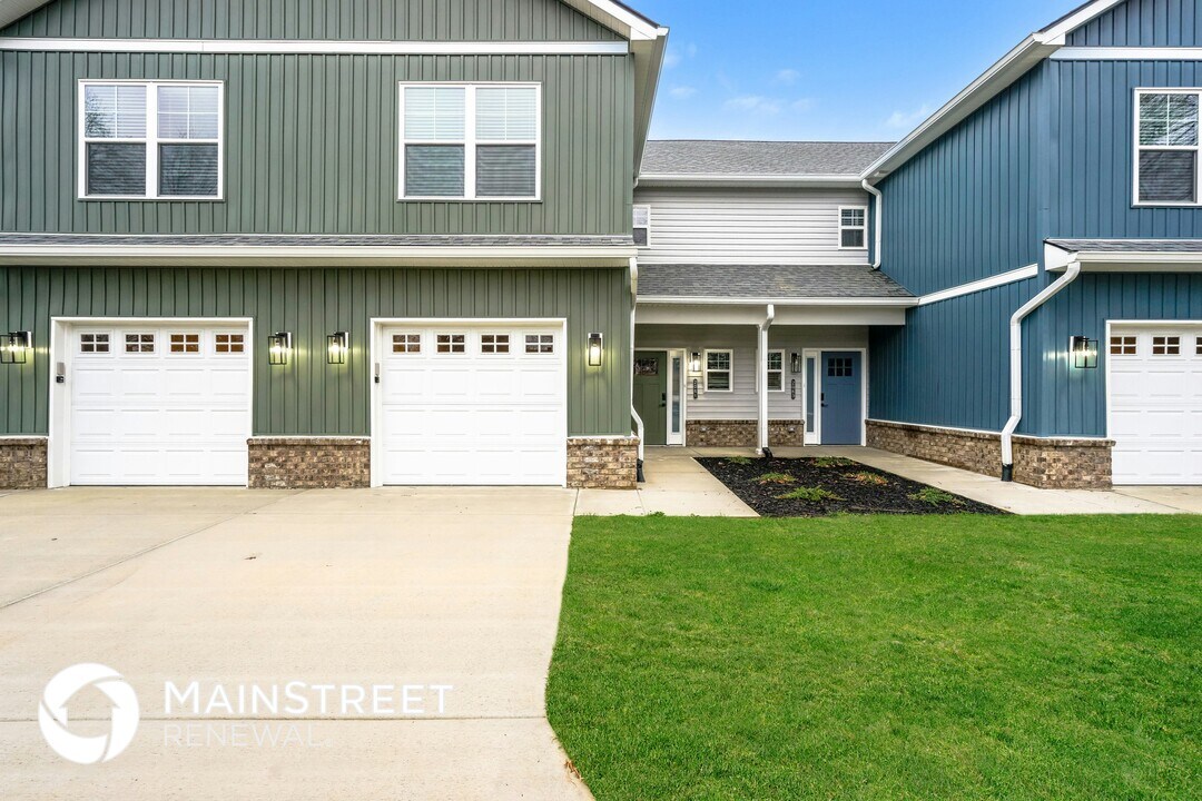 2061 Paddle Wheel Dr in Jeffersonville, IN - Building Photo