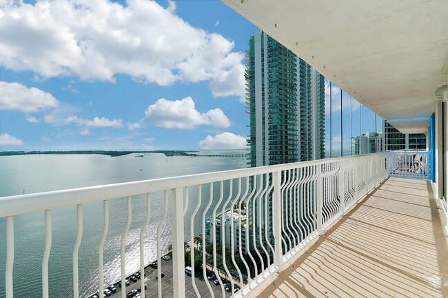 1200 Brickell Bay Dr, Unit 2803 in Miami, FL - Foto de edificio - Building Photo