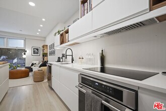 630W W 6th St in Los Angeles, CA - Building Photo - Building Photo