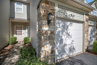 951 Viewpoint Dr in Lake In The Hills, IL - Building Photo - Building Photo