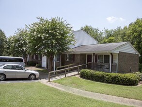 Green Oaks Apartments in Grover, NC - Foto de edificio - Building Photo