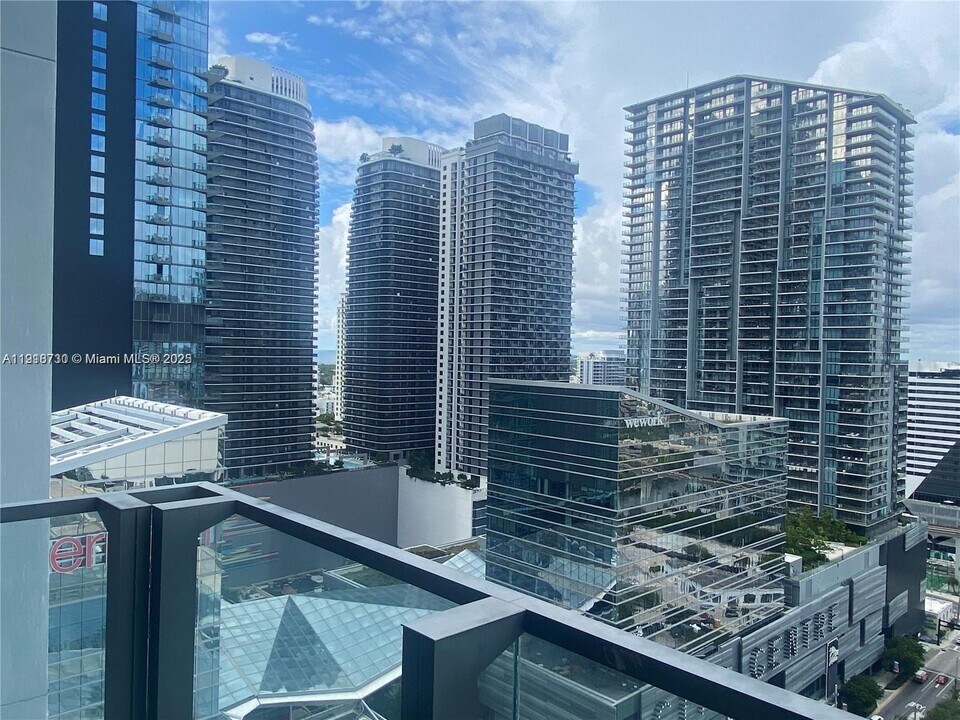 68 SE 6th St, Unit 2106 in Miami, FL - Foto de edificio