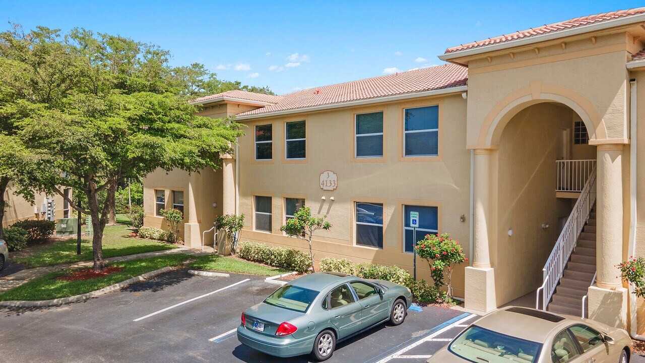 4133 Bellasol Cir in Ft. Myers, FL - Building Photo